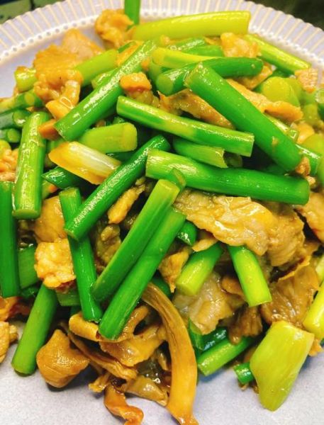 蒜苔炒肉家常简单做法_蒜苔炒肉怎么炒才嫩