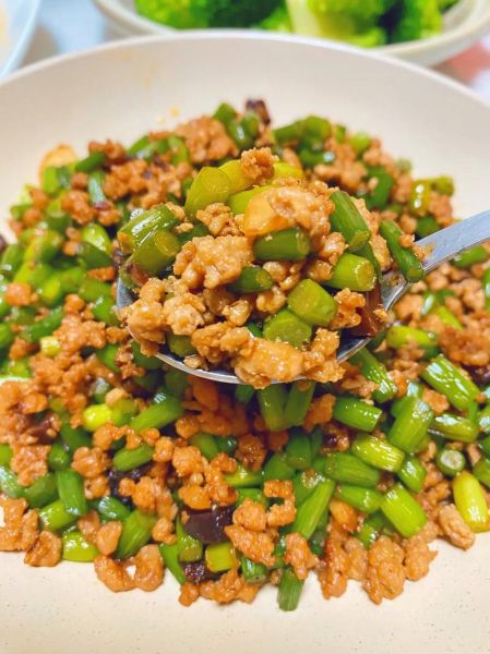 蒜苔炒肉家常简单做法_蒜苔炒肉怎么炒才嫩