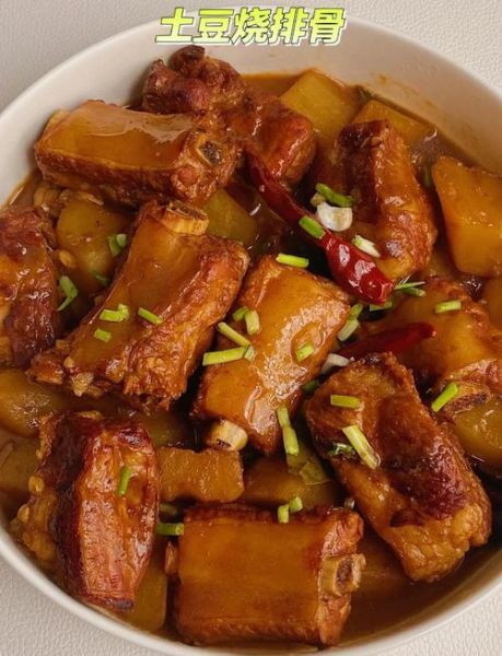 土豆炖排骨的家常做法_怎么做才软烂入味
