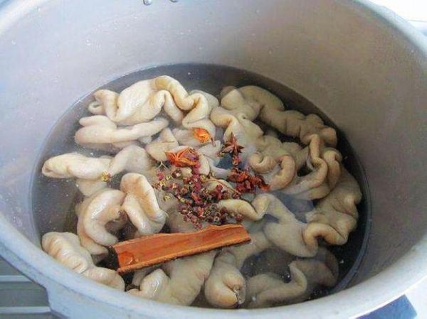 肥肠怎么洗才干净_肥肠焯水用冷水还是热水
