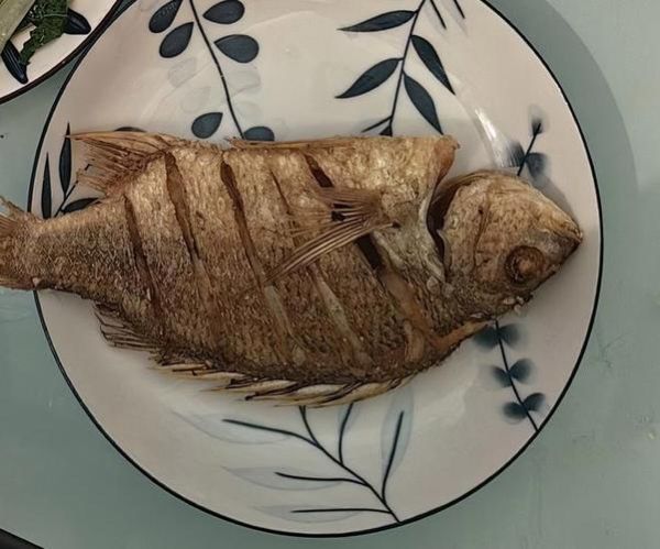 煎鱼怎么不粘锅_煎鱼不破皮的小窍门