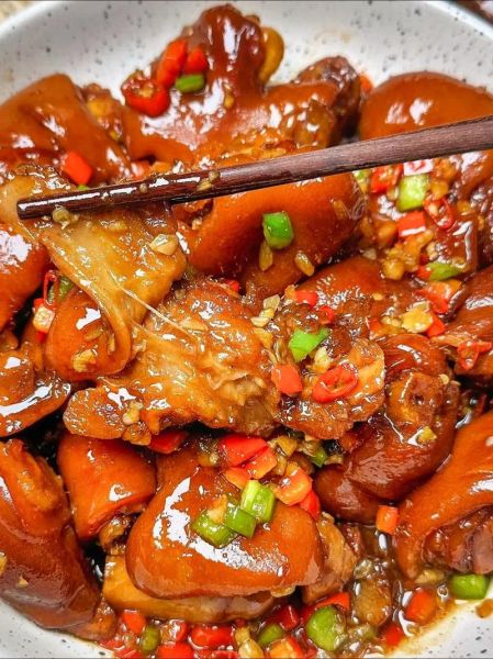 炖猪蹄怎么做_炖猪蹄需要焯水吗