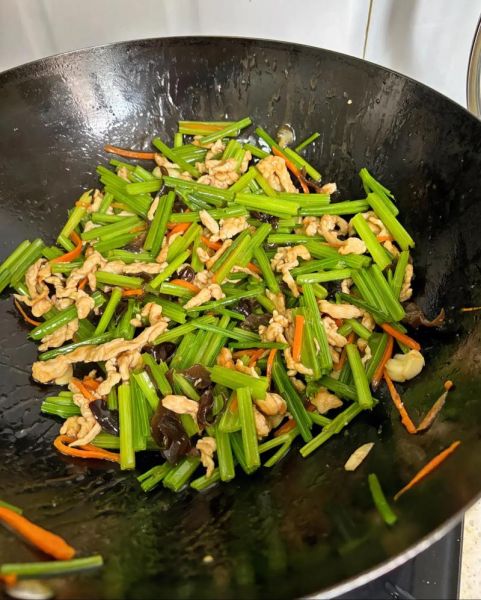 芹菜炒肉丝怎么炒好吃_芹菜炒肉丝做法步骤