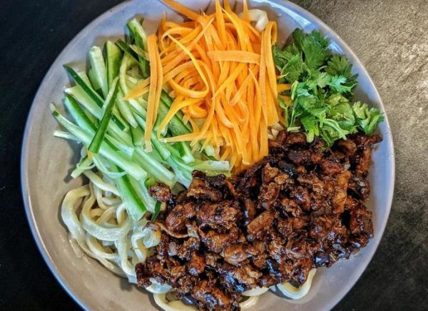 肉丁炸酱怎么做_炸酱面肉丁怎么切