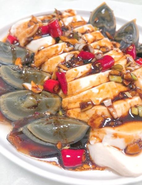 皮蛋豆腐凉拌怎么做_皮蛋豆腐凉拌需要焯水吗