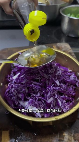 紫甘蓝怎么炒好吃_紫甘蓝凉拌做法大全