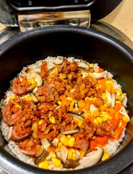 腊肠焖饭电饭锅做法_腊肠焖饭电饭锅要多久