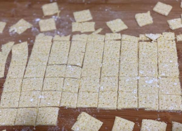 大米锅巴最简单的做法_如何在家用剩米饭做锅巴