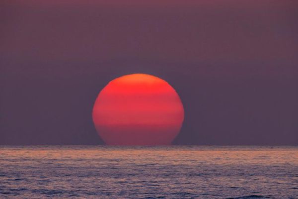太阳为什么是红色的_太阳升起时的颜色变化