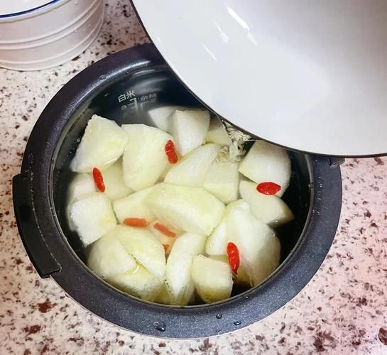雪梨肉饼汤怎么做_雪梨肉饼汤的功效与禁忌