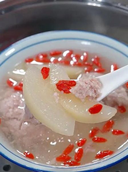 雪梨肉饼汤怎么做_雪梨肉饼汤的功效与禁忌