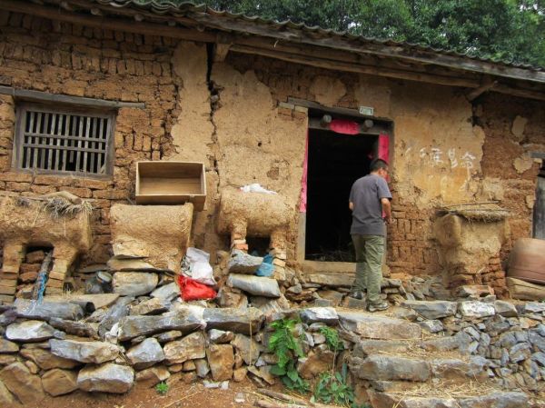 村里穷到什么程度_穷山村如何脱贫