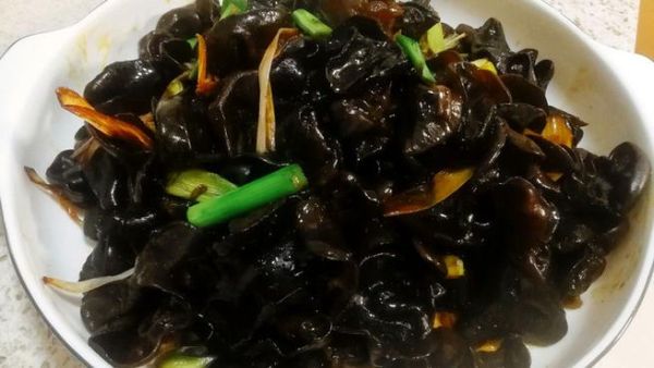 葱烧木耳怎么做才脆嫩_正宗葱烧木耳做法步骤