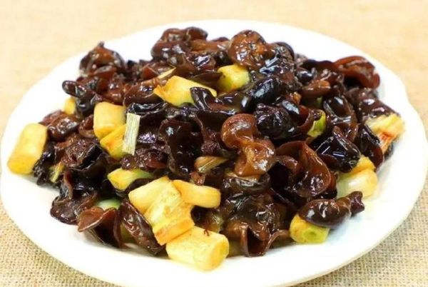 葱烧木耳怎么做才脆嫩_正宗葱烧木耳做法步骤