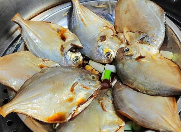 清蒸金鲳鱼怎么蒸才鲜嫩_清蒸金鲳鱼用大火还是小火