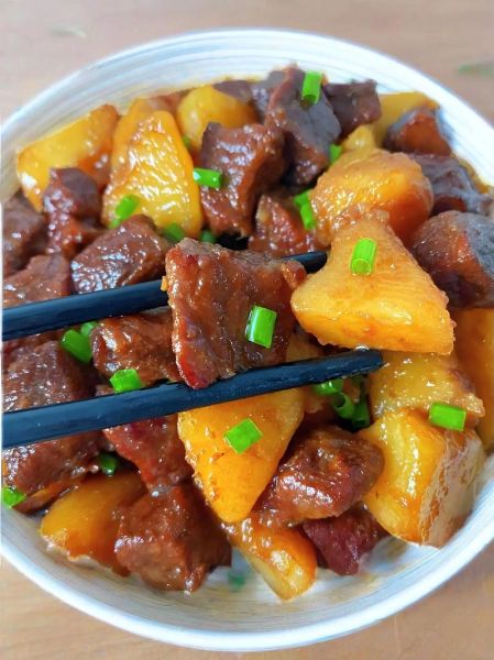 土豆烧牛肉怎么做_家常土豆烧牛肉简单做法