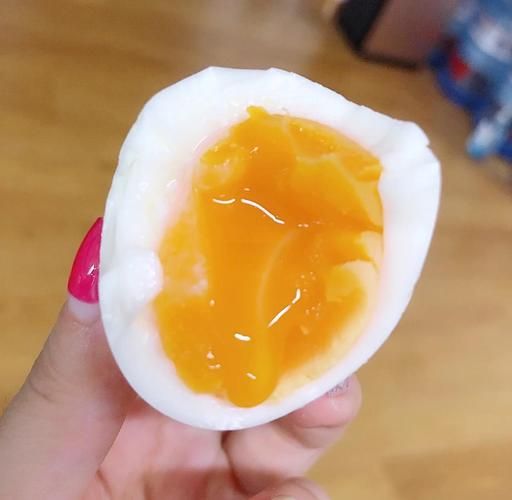 水煮溏心蛋怎么做_溏心蛋煮几分钟才流心