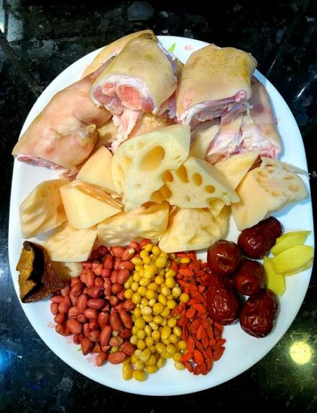 猪脚炖花生怎么做_猪脚炖花生要焯水吗