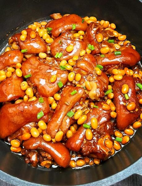 焖猪脚的家常做法_怎么做才不腻