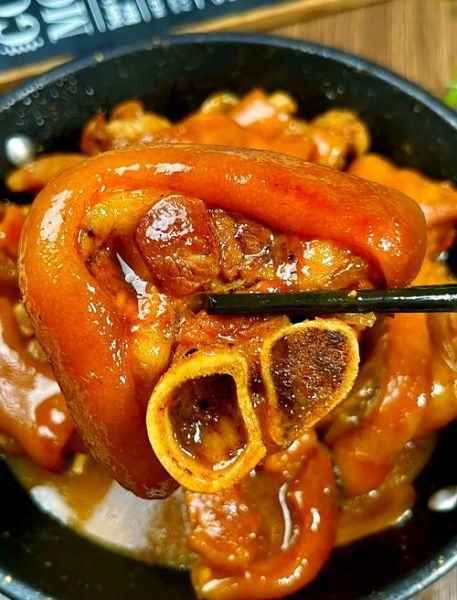 焖猪脚的家常做法_怎么做才不腻