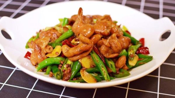 尖椒炒肥肠怎么做好吃_肥肠焯水还是生炒