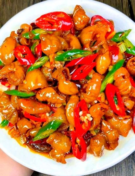 尖椒炒肥肠怎么做好吃_肥肠焯水还是生炒