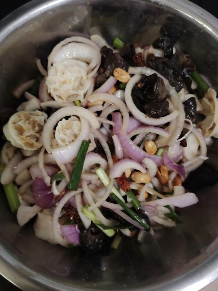 拌洋葱怎么做好吃_家常洋葱拌法步骤