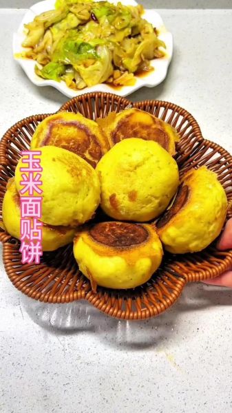 玉米锅贴饼子怎么做_玉米锅贴饼子家常做法