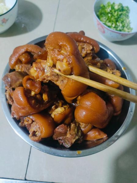 卤猪蹄的做法及配料_家庭版卤猪蹄怎么做好吃