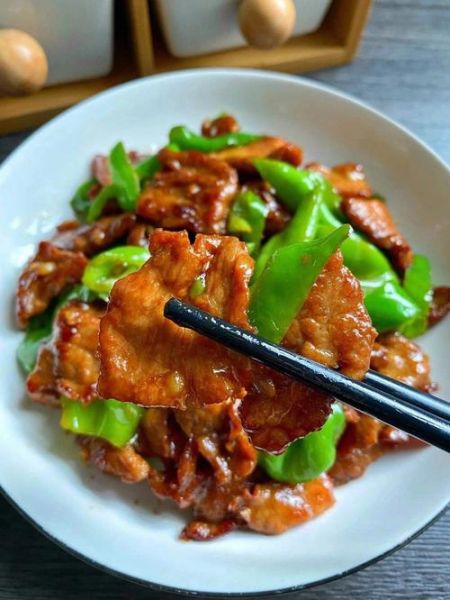 青椒炒肉怎么炒好吃_家常青椒炒肉做法