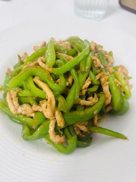 青椒炒肉怎么炒好吃_家常青椒炒肉做法