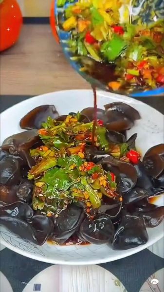 凉拌黑木耳怎么做_凉拌黑木耳焯水几分钟