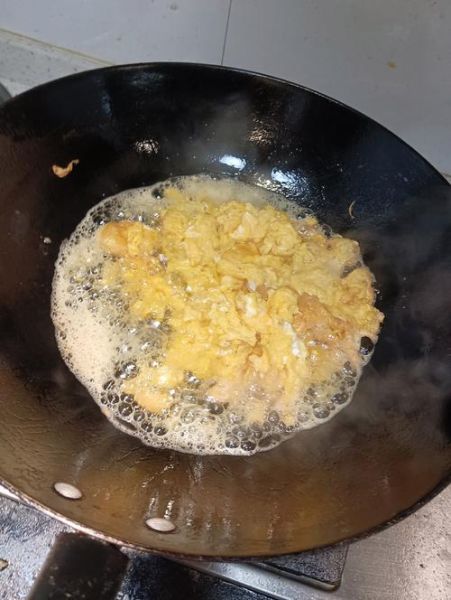 煎鸡蛋怎么不粘锅_煎鸡蛋需要几分钟