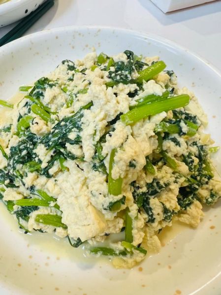 茼蒿炖豆腐怎么做_茼蒿炖豆腐需要焯水吗