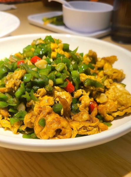 家常辣椒炒鸡蛋怎么做_辣椒炒鸡蛋先炒蛋还是先炒辣椒