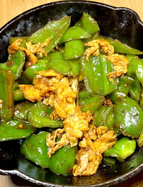 家常辣椒炒鸡蛋怎么做_辣椒炒鸡蛋先炒蛋还是先炒辣椒