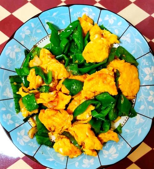 家常辣椒炒鸡蛋怎么做_辣椒炒鸡蛋先炒蛋还是先炒辣椒