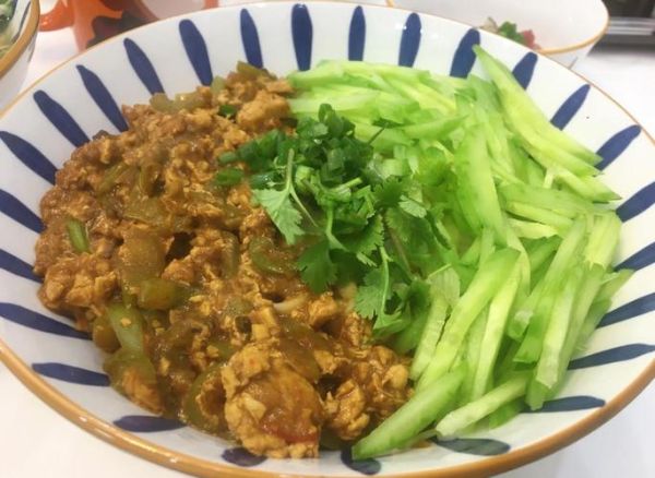 鸡蛋炸酱面怎么做_炸酱面鸡蛋比例是多少