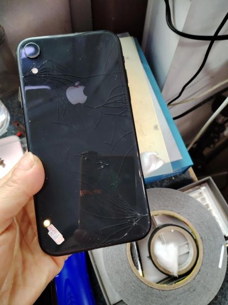 苹果手机屏幕碎了怎么办_苹果手机换电池多少钱