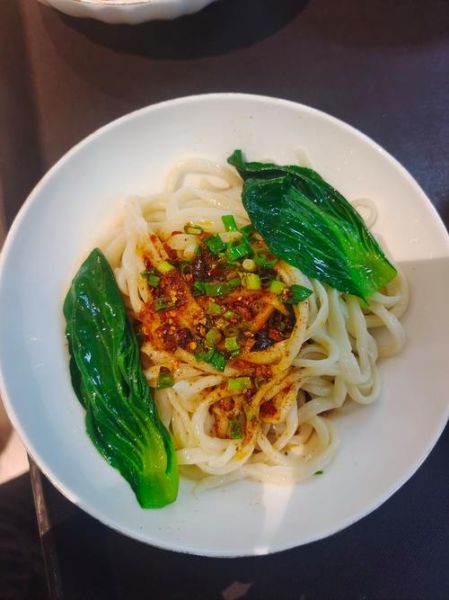 家常油泼面怎么做_油泼面简单做法步骤