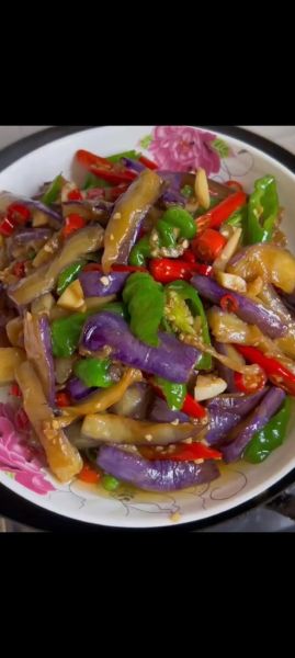 茄子炒辣椒怎么做_家常茄子炒辣椒窍门