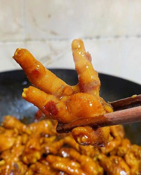 红焖鸡爪怎么做_红焖鸡爪要焯水吗