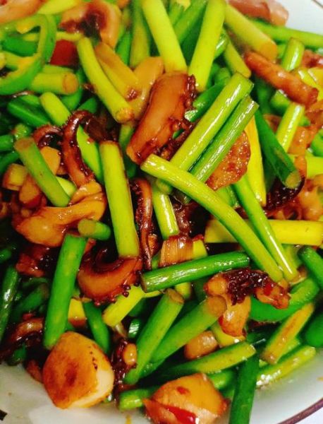 家常爆炒鱿鱼怎么做好吃_爆炒鱿鱼焯水还是直接炒