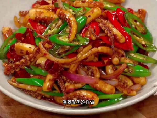 家常爆炒鱿鱼怎么做好吃_爆炒鱿鱼焯水还是直接炒