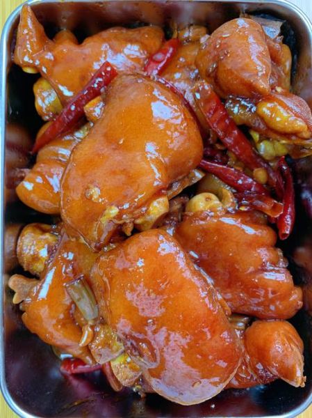 红烧猪蹄怎么做才软糯入味_家常红烧猪蹄最正宗的做法