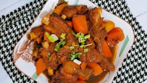 胡萝卜炖排骨怎么做_胡萝卜炖排骨的家常做法