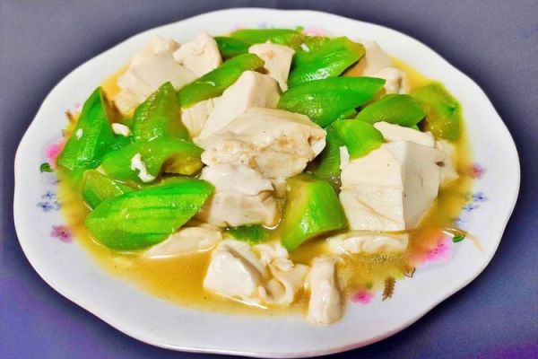 丝瓜炖豆腐怎么做_丝瓜炖豆腐要不要焯水