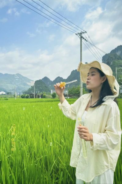 在田里拍照穿什么衣服_田里拍照姿势怎么摆