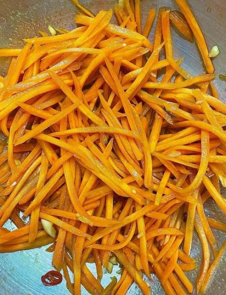 凉拌胡萝卜丝怎么做_胡萝卜丝焯水还是不焯水