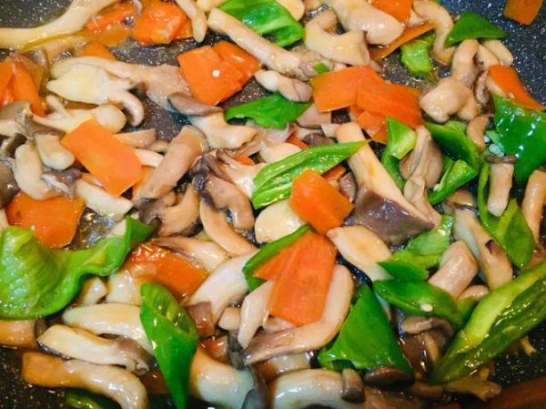 家常炒蘑菇怎么做_炒蘑菇用焯水吗